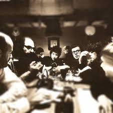 Grubun 101 yaşında halen hayatta olan tek üyesi; Bob Dylan 1965 Offstage Bob Dylan At Dinner With From Far Left Lawrence Ferlinghetti Allen Ginsberg Julius And Peter Decemb Bob Dylan Allen Ginsberg Dylan