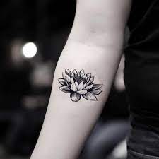 40 idées de tatouage fleur de lys et son signification - Mode et Beauté,  Tatouage - ZENIDEES | Water lily tattoos, Half sleeve tattoo, Lily tattoo