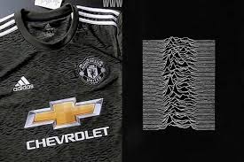 Y lo cierto es que se trata de una elástica que no pasará desapercibida. La Nueva Camiseta Del Manchester United Estaria Inspirada En Joy Division