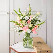If you are looking for something gorgeous to gift to your wife on your anniversary. Guide To Wedding Anniversary Flowers By Years Bloom Wild