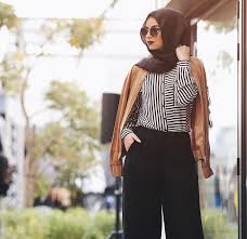 Inilah tips berpakaian ke kantor biar tetap stylish. 15 Trend Fesyen Muslimah Yang Bergaya 2018 Mybaju Blog