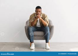 Zamyślony, Afrykański Człowiek, Siedzący Na Krześle Na Szarym Tle Obraz  Stock - Obraz złożonej z czerń, dorosły: 218836843