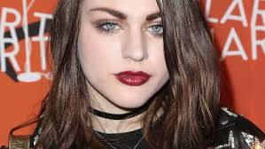 Frances bean cobain, the daughter of kurt cobain and courtney love, is coming to terms with her financial situation. Watch Kurt Cobain S Daughter Releases Song Preview On Anniversary Of His Death Kval