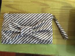 最近寒いよね こんな季節は家でクラッチバッグ 作りたくなるよね え ならない ならないかもしれないけど今日は リボン付きクラッチバッグ の作り方です 生地は 家にあった残布 表地は斜線模様のベロア 何 この生地 クラッチバッグ 手作り