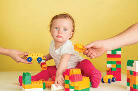 14 Món đồ chơi cho Bé 2 tuổi phát triển Thể chất & Trí tuệ - Mamamy