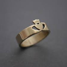 Alternatively point the heart toward the. What Do Claddagh Rings Symbolize