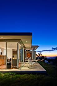 Desain arsitektur tampak samping bangunan rumah modern tropis kontemporer di malang jawa timur. Modern Tropis House Design Sustainable Design Architects Fontan Architecture