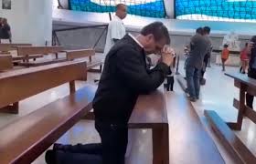 Bolsonaro visita Catedral de Brasília e faz oração de joelhos | Brasil |  Pleno.News
