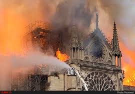 کلیسای نوتردام پاریس در آتش سوخت - همشهری آنلاین