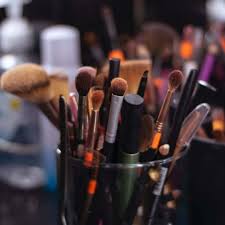 5 reasons to become a makeup artist