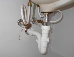 which plumbing fixtures require water