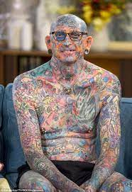 這名「刺青上癮者」花費約60 萬將全身紋滿圖案背後還有這一段故事... JUKSY 街星