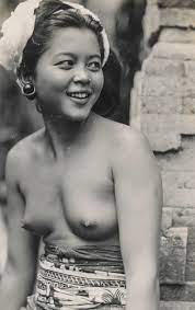 File:Topless woman from Sri Lanka (25838989470).jpg - Wikimedia Commons