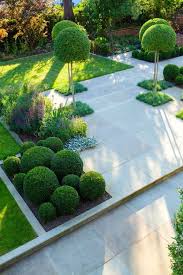 28 Modern Formal Garden Design Ideas