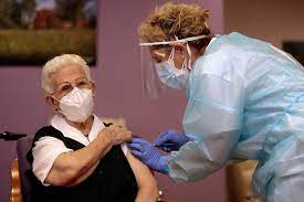 Y aquí otra vacuna no inyectada y ora vs la farsa, ya van dos video y ahora van a prohibir grabar. Araceli Una Mujer De 96 Anos La Primera Vacunada En Espana Contra La Covid Publico