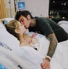 È stato fedez a pubblicare la prima foto di vittoria su instagram, annunciando al mondo il suo arrivo. Chiara Ferragni E Fedez Sono Diventati Genitori E Nato Il Figlio Leone Lucia Corriere It