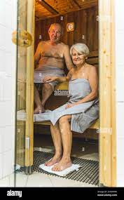 Frau mann sauna -Fotos und -Bildmaterial in hoher Auflösung – Alamy
