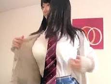 ロリ顔なのに巨乳の女子校生・愛須心亜ちゃんが制服着衣のままパイパンマンコ晒して生ハメセックス - エロヌキの無料エロ動画