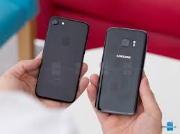 Display samsung is the king of displays and apple's iphone 7 doesn't do much to change that. Apple Iphone 7 Vs Samsung Galaxy S7 Phonearena