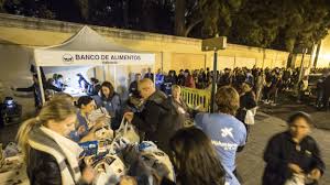 Una cola de 400 familias en la calle para recibir comida en la Valencia de  Joan Ribó
