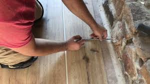 how to cut laminate flooring to fit an