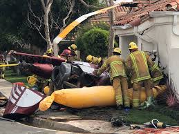 Four people were killed when a us air force (usaf) helicopter crashed during a the helicopter came down at about 19:00 gmt and a spokesman said the first unit arrived at the scene at 19:53 gmt. 3 People Dead 2 Injured After Helicopter Crashes Into Oc Home Cbs Los Angeles