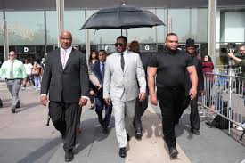 The disgraced r&b singer is due to stand trial on august 9 in new york on racketeering charges. R Kelly Anwalt Schiebt Aaliyah 15 Schuld Zu Stars Heute At