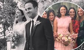Nbc's this is us star justin hartley and his wife chrishell stause were joined by mandy moore, milo ventimiglia, sterling k. Mandy Moore Shares Picture From Backyard Wedding To Taylor Goldsmith Daily Mail Online