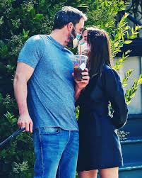 Ben affleck 39 s girlfriend ana de armas is having a blast bonding with his children. Ben Affleck And Ana De Armas Kiss Through Their Face Masks