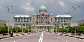 Istiadat mengangkat sumpah jawatan menteri dan timbalan menteri kabinet telah diadakan pada 2 julai, pukul 11.00 pagi di istana negara. Senarai Menteri Kabinet Malaysia Pakatan Harapan 2018