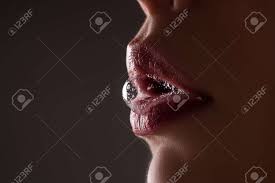 唾液のフィルムでクローズアップの女性の口を開ける。エロい口から唾液が滴り落ちる。の写真素材・画像素材 Image 165876280