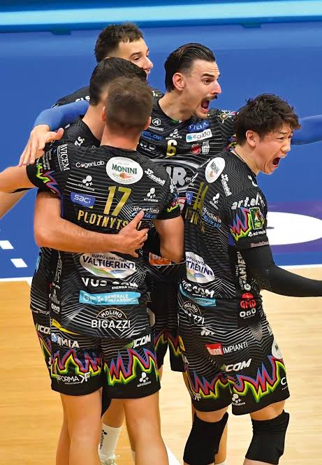 Sir Susa Scai Perugia opened their season with a four-set win over Mint Vero Volley Monza: 22-25, 25-16, 25-23, 25-19! 🇮🇹 #SuperLega #Volleyball #Pallavolo 📸 Sir Safety Perugia