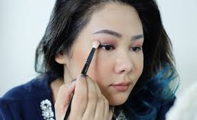 female daily tips eye makeup mudah