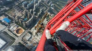 Duo beklimt op één na hoogste gebouw ter wereld