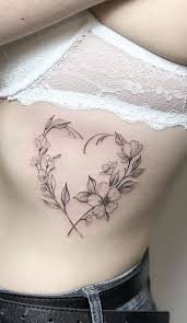 Entre as inspirações de tatuagem na cintura feminina, uma das propostas é essa versão de tatuagem de pena, um desenho que está em alta nos estúdios de tattoo. Tatuagem Feminina Na Costela 40 Modelos Para Voce Apostar Eu Total