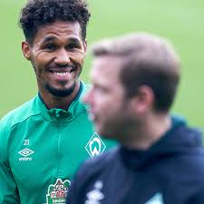 Theodor gebre selassie (sinh ngày 24 tháng 12 năm 1986) là một cầu thủ bóng đá chuyên nghiệp người séc thi đấu cho câu lạc bộ werder bremen của đức, anh đá ở cả vị trí hậu vệ phải lẫn hậu vệ cánh. Wechsel Werder Bremen Kampft Um Verbleib Von Theo Gebre Selassie News