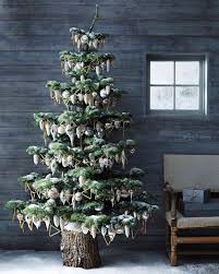 trim and decorate a christmas tree