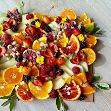 Фруктовая тарелка: простое и стильное оформление в домашних условиях.  Советы по сервировке фруктов на тарелке на праздничный стол и на каждый  день. 10 способов подать фрукты.
