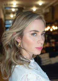 emily blunt s makeup artist gives us a
