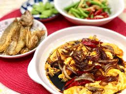 Ikan goreng is an indonesian and malaysian dish, consisting of deep fried fish or other forms of seafood. Resepi Ikan Bilis Goreng Bawang Kicap