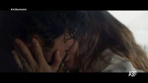 Alicia y Renato se besan en 'Los días eran así' | ATRESERIES TV