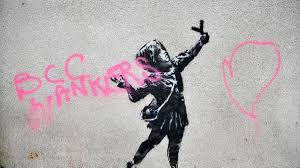 Auch der britische künstler banksy widmet sich in seinen werken der pandemie. Wandgemalde Zum Valentinstag Banksys Streetart Werk Zerstort Zdfheute