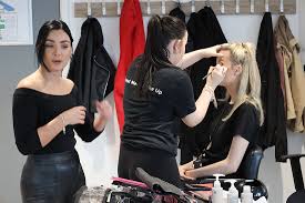 makeup artist to the stars visits students