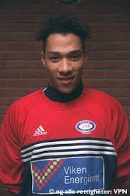 On the wages carew demands and with his poor relationship with houllier, i just cannot see him returning to villa. Datei John Carew 2 Jpg Wikipedia