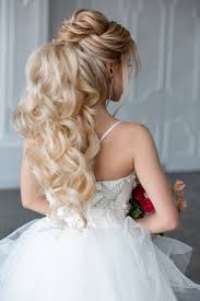 И многие невесты выбирают свадебные прически на средние волосы с челкой, так как бытует мнение, что именно такой стиль выглядит достаточно торжественно. Svadebnye Pricheski Na Dlinnye Volosy S Fatoj Bez Faty S Chelkoj