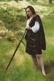 Neil Oliver and his very large Claymore. BBC Host, author, battlefield  archaeologist Barefoot and in a kilt. Oh myyyyy. | Favorite celebrities,  Women, Kilt