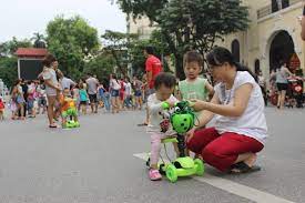 Các trò chơi dân gian trên phố đi bộ Hà Nội - VnExpress Du lịch