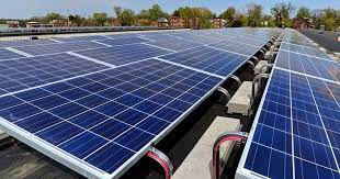 panneaux solaires sur un toit plat