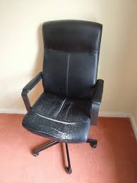 The ikea malkolm swivel chair is a sturdy, comfortable and well constructed office chair for the casual homeworker. Freelywheely Ikea Malkolm Black Artificial Leather Office Chair
