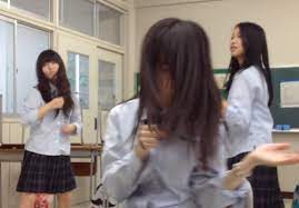 掃除が終わった後の教室でダンス練習中の制服JKちゃん、ふざけすぎて何度もパンチラを披露ｗｗｗ│チラリ部